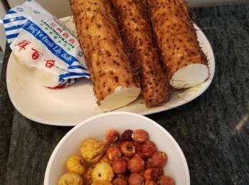 step1: 將無花果、蓮子、百合洗淨。
將鮮淮山 紅蘿卜去皮，切大塊。
大火煲滾水後，加入蓮子 無花果及淮山 紅蘿卜，轉慢火煲60分鐘。