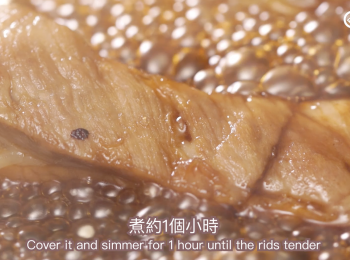 step3: 加入酒，冰糖，甜醋，老抽，豉油，水。大火煮滾後，蓋上蓋，轉中小火。 間中兜 炒，順便check下d水位。煮林約1個中。45分中後可以試下味，夠林就可以收汁息火。Add Shaoxing wine, rock sugar, dark soy sauce and water. Cook it with high heat until it is boiling. Cover it and simmer for 1 hour until the rids tender. Stir it sometimes an