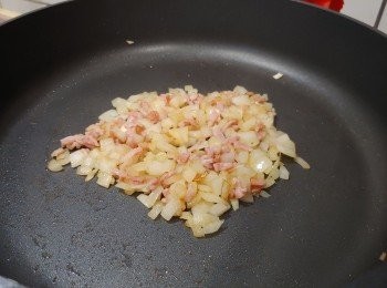 step4: 易潔鑊燒熱3/4湯匙油; 慢火爆洋蔥至半透明; 下煙肉粒及鹽兜炒至洋蔥熟透後上碟備用