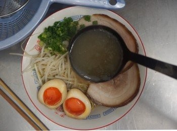 step12: 按嗜好放上芽菜、蔥粒、最後加入湯頭即成醬油拉麵