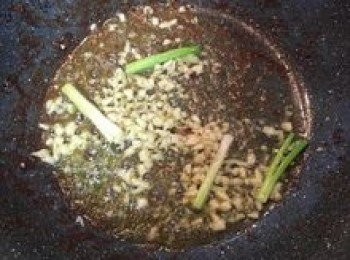 step9: 原鍋原油炒香蒜末與蔥白；