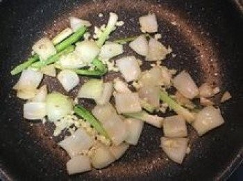 step9: 下蒜末拌炒出香味；