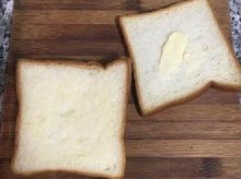 step7: 將另一片也抹好美奶滋的吐司蓋在蛋皮上後，抹上<span class="group_2">甜奶油</span>；另外再取一片吐司，也抹上<span class="group_2">甜奶油</span>；