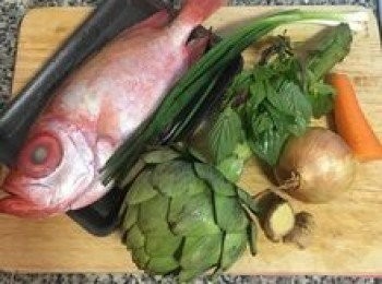 step1: 蔬果洗凈備用；這道魚湯選用白肉海魚最適合。除了紅目鰱，海鱸魚也很可以喔！