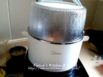 step2: 期間將雞蛋放入早餐機的煲仔內加水 , 蓋上蓋按<蒸 / 煮>功能 , 時間調至15分鐘