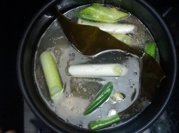 step7: 再加入煮好一半的豬骨湯，
智能鍋set 70分鐘，普通煮可加入1杯熱水，再大火煮滾，再轉小火煮兩小時