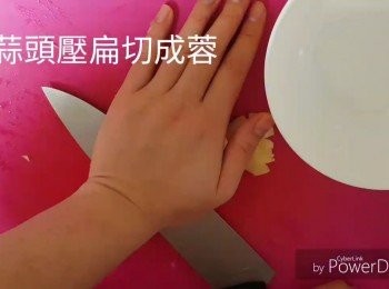 step2: 將蒜頭切碎備用，放入碗內，