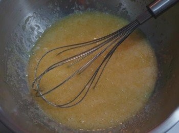 step2: 將細砂糖、兩顆雞蛋與麵粉放入容器中，建議可以先混合糖與蛋，拌入麵粉時不用過度攪拌，稍加翻動即可、結粒也沒關係。