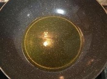 step7: 炒鍋燒熱，下約3湯匙油；