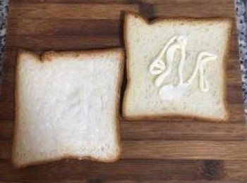 step5: 取2片吐司都抹上薄薄一層美奶滋；