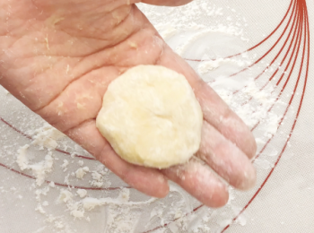 step7: 壓扁在低筋粉上。