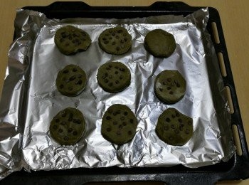 step8: 把粉團分成細份，搓成圓形，壓平，放上入爐朱古力粒。