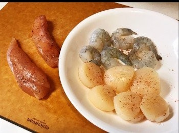 step1: 帶子和蝦解凍，抹乾並用調味料醃15-20分鐘後備用。

雞柳也用調味料醃一下待用。