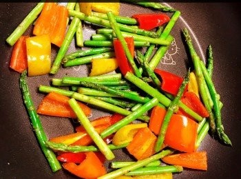 step6: 落少少油落煎pan, 油熱後下露筍段先炒一會兒，然後再下彩椒塊， 並加調味料快炒30秒左右。