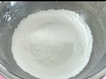 step6: 把糯米粉和粟粉拌勻隔篩待用
