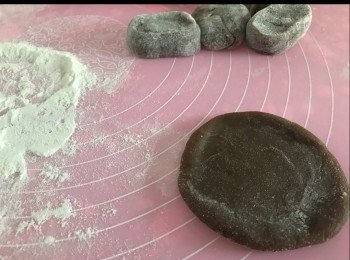 step12: 把已搓好的粉糰放在已洒滿熟糯米粉的矽膠墊上，沾滿熟糯米粉並滾成圓長條，再用刮膠板把粉糰分成每一份約30克，把未沾上熟糯米粉的切割面，把熟糯米粉再沾上待用。