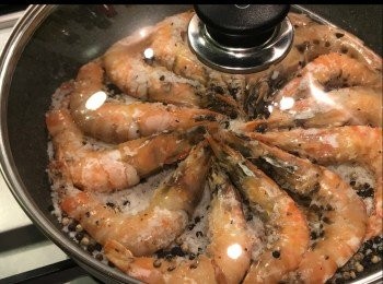 step5: 把大蝦舖上面，上蓋焗2-3分鐘，蝦開始轉色後，反去另一面，再蓋2-3分鐘。焗的時間因蝦的大小不同，要配合目測調節。