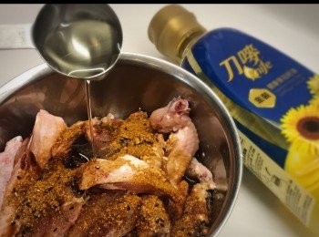 step2: 把<span class="group_2">醃料</span>逐一加入，一併醃5-10分鐘。七味粉可按個人嗜辣程度，自己加減。(這食譜是小辣程度)另外建議在醃雞翅時，加一點油，會令雞翅更滑身。