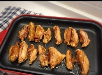 step3: 醃好後，用中火開鍋，加適量的油，香煎雞翅的兩面。