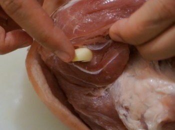 step4: 將蒜頭插入頭先用尖刀插入嘅位置