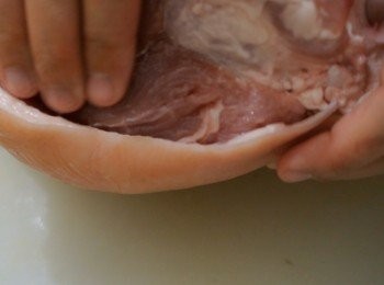 step3: 將米酒塗在豬肉上，不要掂到豬皮