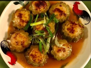 step6: 再將蒸好的涼瓜汁餘下來的少許湯汁、加少許鹽、糖、鼓油和蠔油倒入鍋中，再倒入適量的生粉水攪勻勾成芡汁，然後將芡汁倒在涼瓜上，放上一些葱花即可。


想知道我更多食譜，可去我Facebook 專頁。
https://m.facebook.com/carlineki/