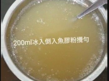 step9: 200g冰水倒入魚膠粉攪勻後坐熱水溶化待用