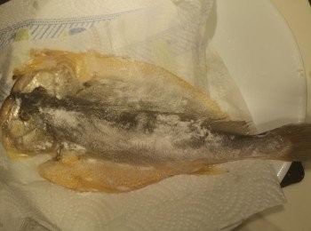step3: 臨煎魚前用水清去鹽份，再用廚紙索乾水份，。