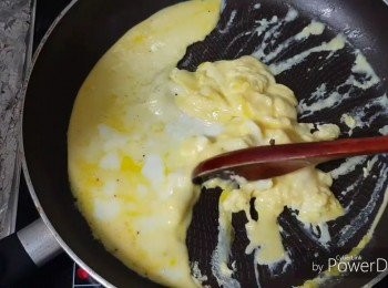 step7: 用中火把鑊燒熱後放入1tbsp牛油，牛油溶掉後倒入蛋漿，