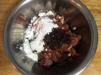 step2: 將醃料放入羊肉片中；