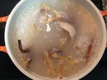 step6: 放入螃蟹並加入米酒；