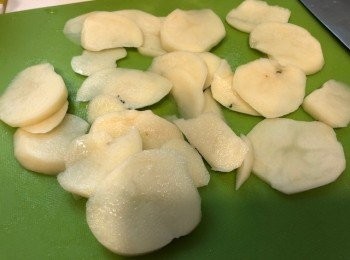 step1: 將薯仔去皮，切薄片