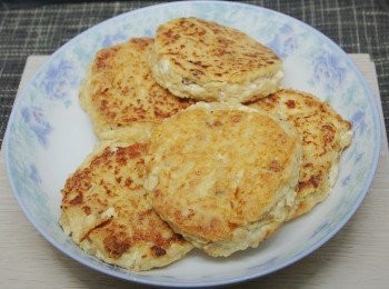 step5: 可以選擇將材料封好擺入雪櫃數小時，讓鹹魚的味道更濃郁；
將材料搓成理想大小，燒紅鑊落油，慢慢煎至兩面金黃，完成！