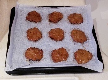 step3: 預熱焗爐180度，入爐用180度焗12分鐘，取出搽蜜糖，反轉另一面再搽蜜糖，入焗爐再焗10分鐘。