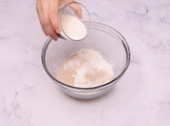 step1: 混合高筋粉、糖、鹽、酵母、牛奶。