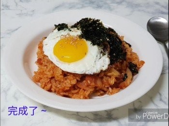 step14: 把炒好的炒飯上碟，放上煎蛋、紫菜碎和炒香芝麻，完成。