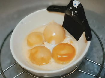 step3: 把鹹蛋黃蒸熟壓碎備用