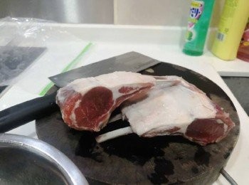 step2: 羊架斬件，放入醃料硽10分鐘