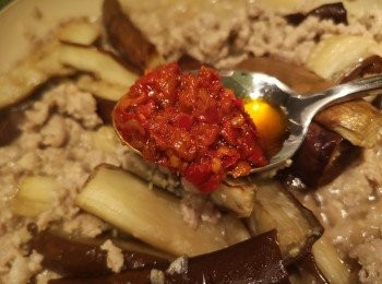 step8: 水份可能有機會加，因為你炆煮時間長短有別，最後加上糖和蒜蓉辣椒醬，辣度可以自行加減。