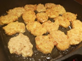 step2: 預備熱油用半煎炸方式炸豆腐, 每一湯匙份量整一件琵琶豆腐, 先炸一次之後再翻炸一次即完成。(如有蔥花可加入豆腐混合。)