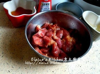 step1: 半肥瘦豬肉切片 , 放入碗內加入<span class="group_2">醃料</span>拌勻靜待30分鐘