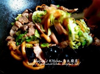 step11: 逐一加入椰菜絲 , 雲耳 , 豬肉片 , 用中火拌勻炒數分鐘