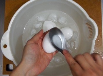step4: 煮好的蛋撈起即放入冰水
之後用大匙輕輕將整個蛋殼敲碎(為了更易去殼)