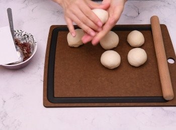 step4: 麵糰排氣，然後分割成6份。