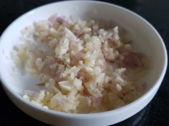 step1: 蒜頭，乾蔥