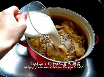 step3: 逐一將乾腐竹 , 鮮腐竹及生薏米放入煲內 , 加入無糖豆漿及2000ml水拌勻