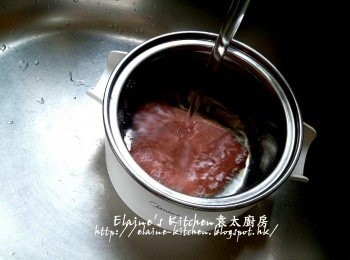 step1: 瘦肉放入早餐機的煲仔內 , 加水浸過面 , 蓋上蓋按<蒸 / 煮>功能
