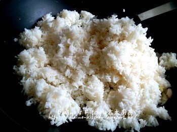 step10: 鑊中加入薑粒及乾蔥頭爆香 , 加入白飯及少許鹽拌勻炒散