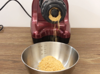 step2: 將日本蝦皮用慢磨機打碎備用，亦可用攪拌機打碎。