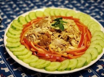 step6: 把青瓜鋪在碟底， 放上雞絲， 最後淋上醬汁，即成